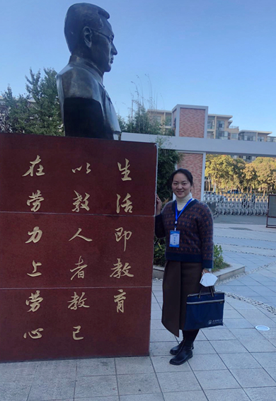 韩颖教师风采照片.jpg